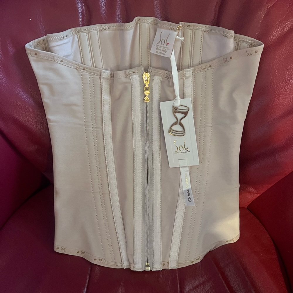 Sol Beauty and Care Extreme Waist Trainer Platinum Edition Beige XL tried on.